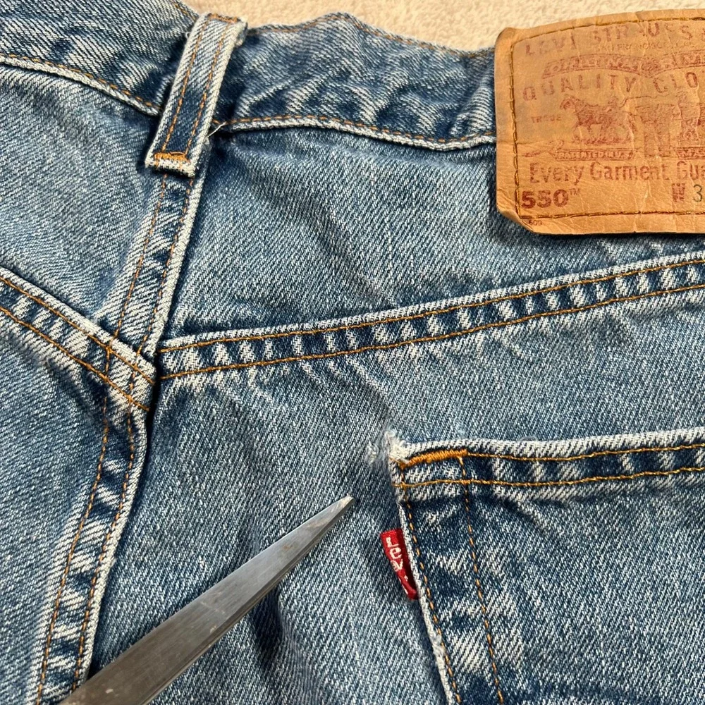 Vintage Levis 550 Relaxed Fit Denim Shorts Mens 34 Medium Wash Blue Cotton 90s